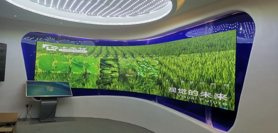 schermo a LED curvo di alta qualità con elevata risoluzione e prestazioni stabili